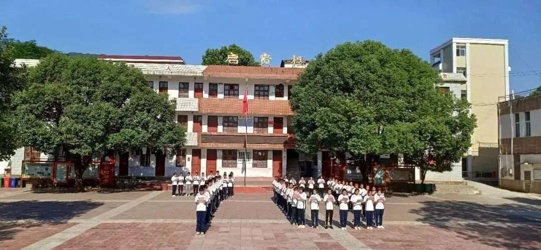 兴国县崇贤中学始建于1958年,在校学生1114人,教师59人,学校占地面积