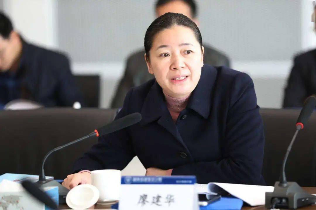 "政事儿"注意到,  廖建华是一名女性干部,此前任长沙市委常委,秘书长.