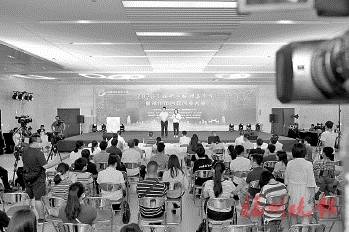 福建|车载后视镜会抓拍 液体喷脸成口罩