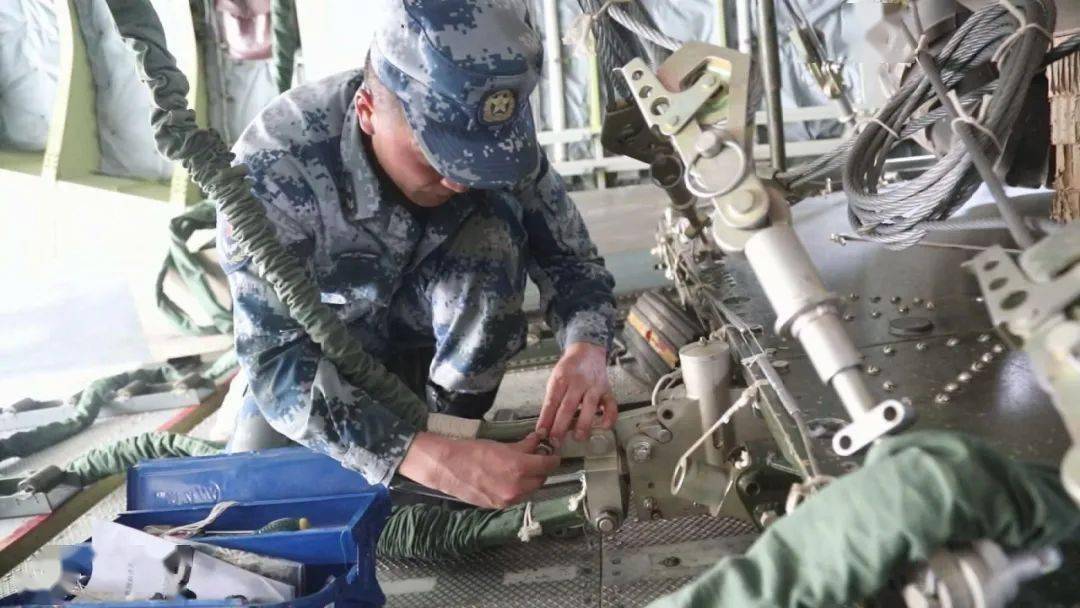 日前,在贺兰山腹地,空军空降兵某旅与航空兵某部协同展开了一场空降