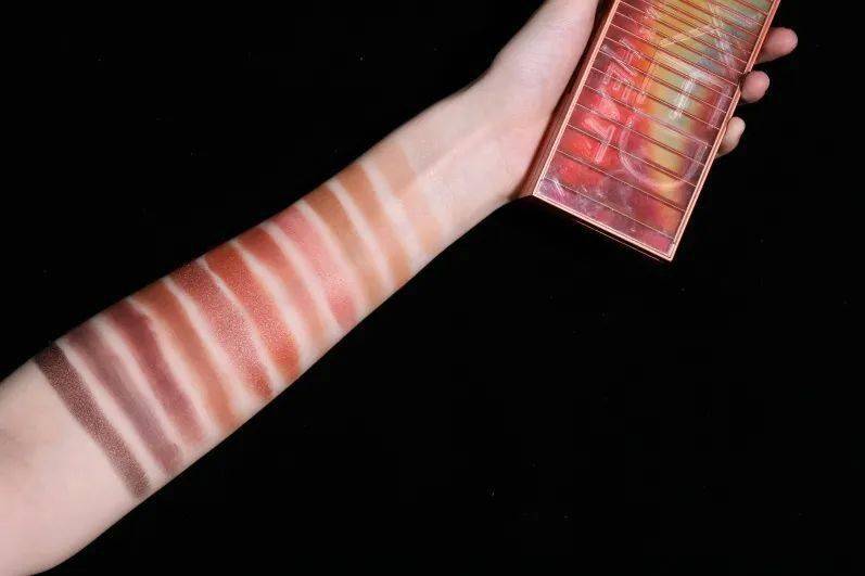 美人|彩妆博主人手一盘的UD眼影，究竟是真好用还是纯跟风？！