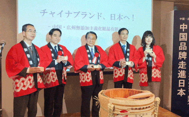 网友|“韩国第一绿茶”湿身照被扒！50岁撩到国民男神，网友酸哭：这女人段位太高！