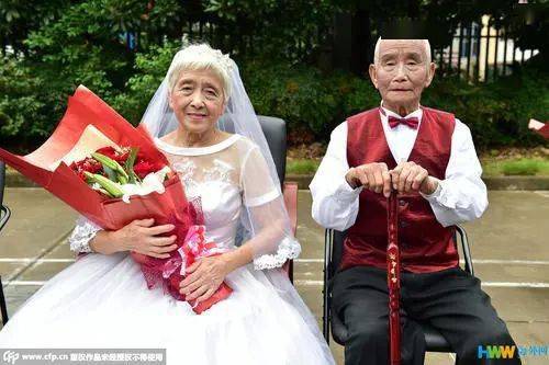 上海老年人拍婚纱照_老年人在教堂拍婚纱照