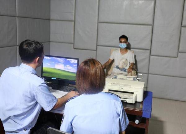 吉林|少年深夜飙车耍酷 吉林桦甸交警查获7人