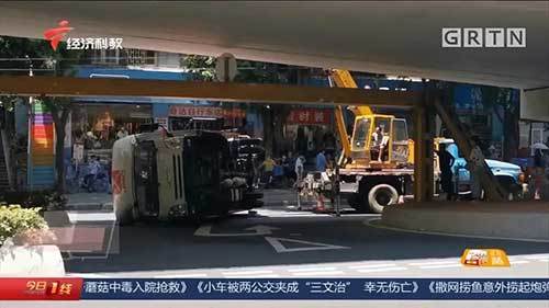 米高|广州一小车小车被两公交夹成“三文治”，幸好无人员伤亡！