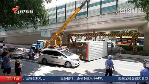 米高|广州一小车小车被两公交夹成“三文治”，幸好无人员伤亡！