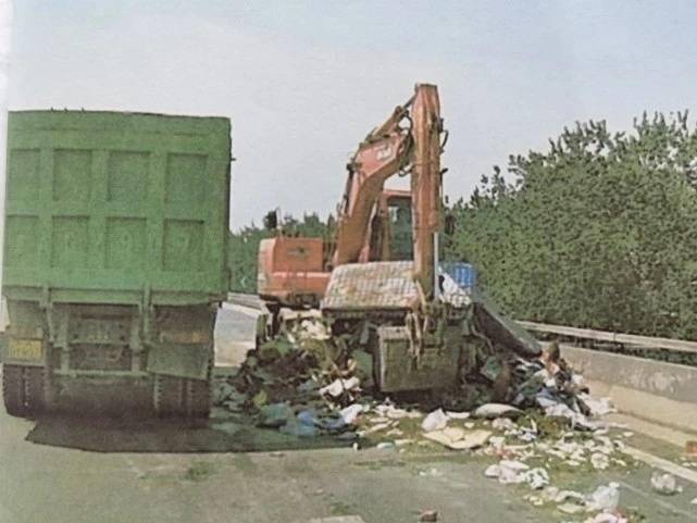 被告人|高速公路上倾倒10吨垃圾，北京一货车司机获刑3年