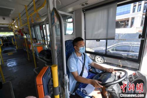 乘客|长沙一公交车挂玩偶为乘客减压