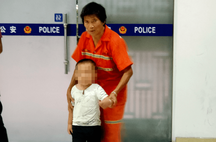 李逢连|爸爸妈妈不见了！佛山3岁小男孩车流中急哭了，幸亏……