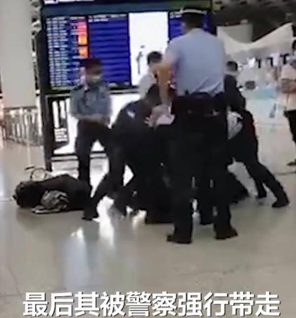 目击者|男子机场发飙用一沓钞票砸保安：你就是个穷人，结局引起舒适
