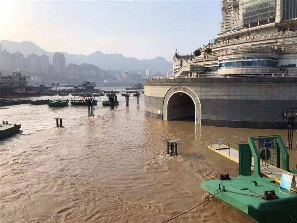 洪水涌入重庆喜来登酒店大堂，洪崖洞、朝天门、磁器口被淹