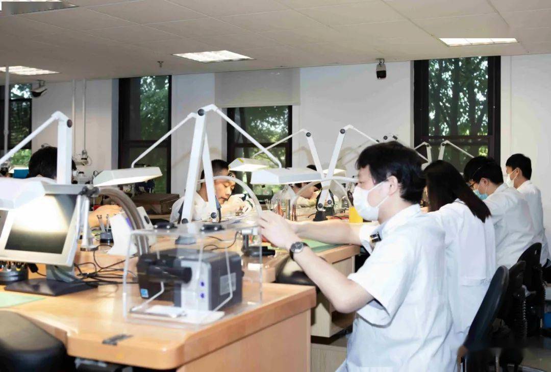 ��һ�¶����� | �߽�ʢʱ�ӱ�ά��ʦ���ں���Ƶ��