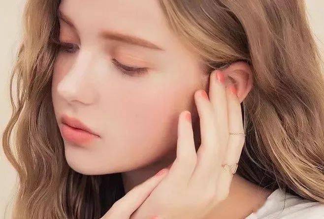 女生|脸上有这几个特点的女生，一定别“披头发”