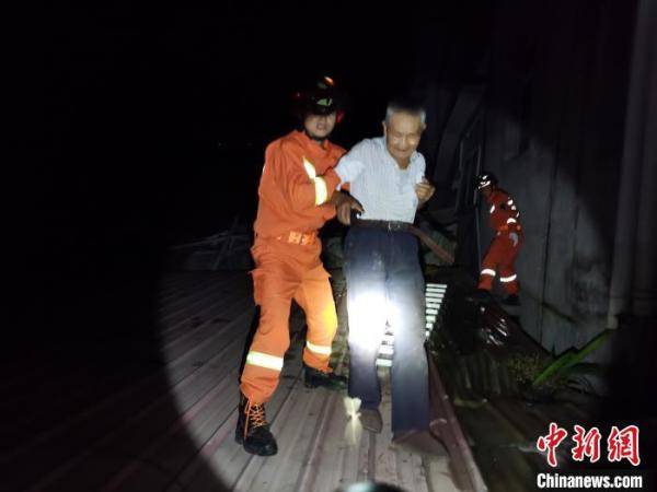 管理厅|四川汉源山体滑坡：目前已救出4人 仍有5人失联