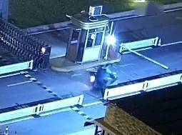 高校|外卖小哥赶时间冲撞高校门口道闸 致保安重伤被判刑