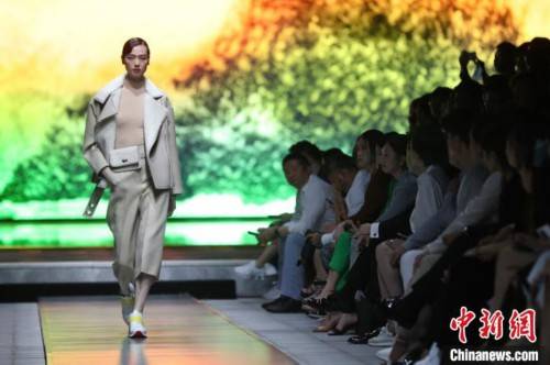 张亨伟|超模吕燕“换角”登台 刘涛、马伊琍现身助阵