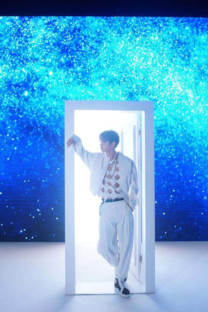 Justin最新写真大片公开 “在夜晚的星空里，你永
