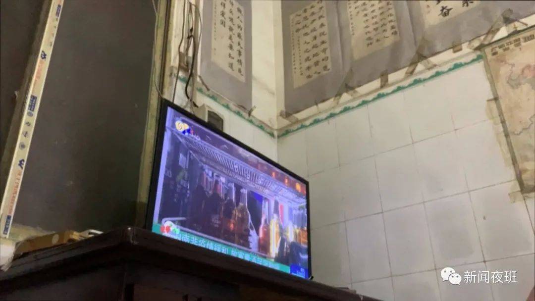 南宁|广西南宁又现“丁义珍式窗口” 办事要半蹲甚至跪下