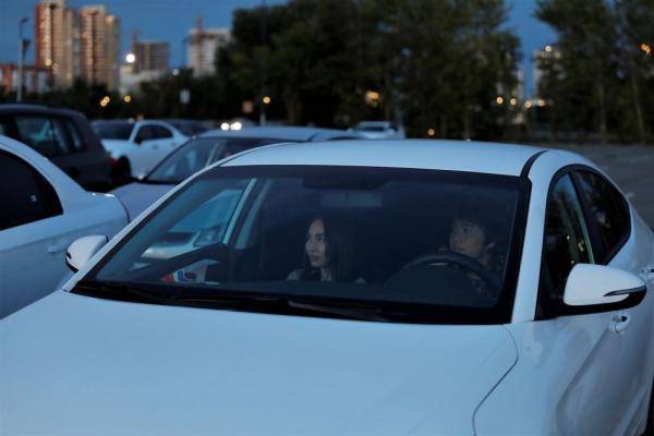 努尔苏丹|哈萨克斯坦首都举办露天汽车电影节