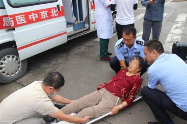 路遇|铜川：交警路遇交通事故 救助伤者暖人心