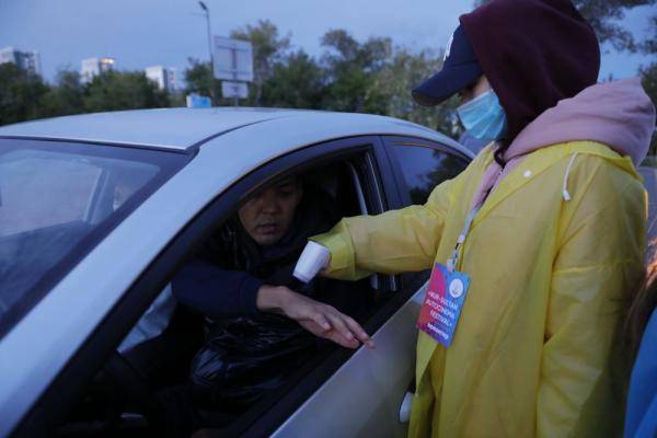 努尔苏丹|哈萨克斯坦首都举办露天汽车电影节