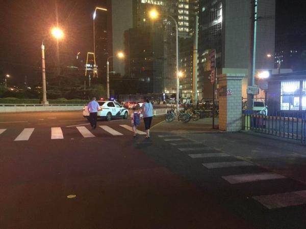 小男孩|8岁儿童迷路 巡逻交警帮助寻家人