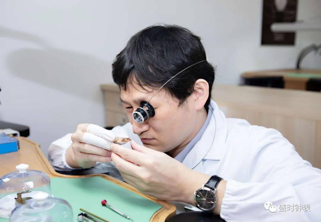 ��һ�¶����� | �߽�ʢʱ�ӱ�ά��ʦ���ں���Ƶ��