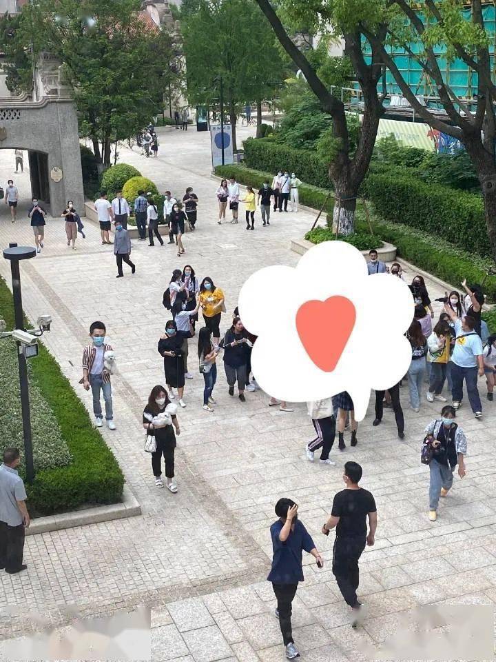 李佳琦深夜为保安“推人”道歉:只是个主播,