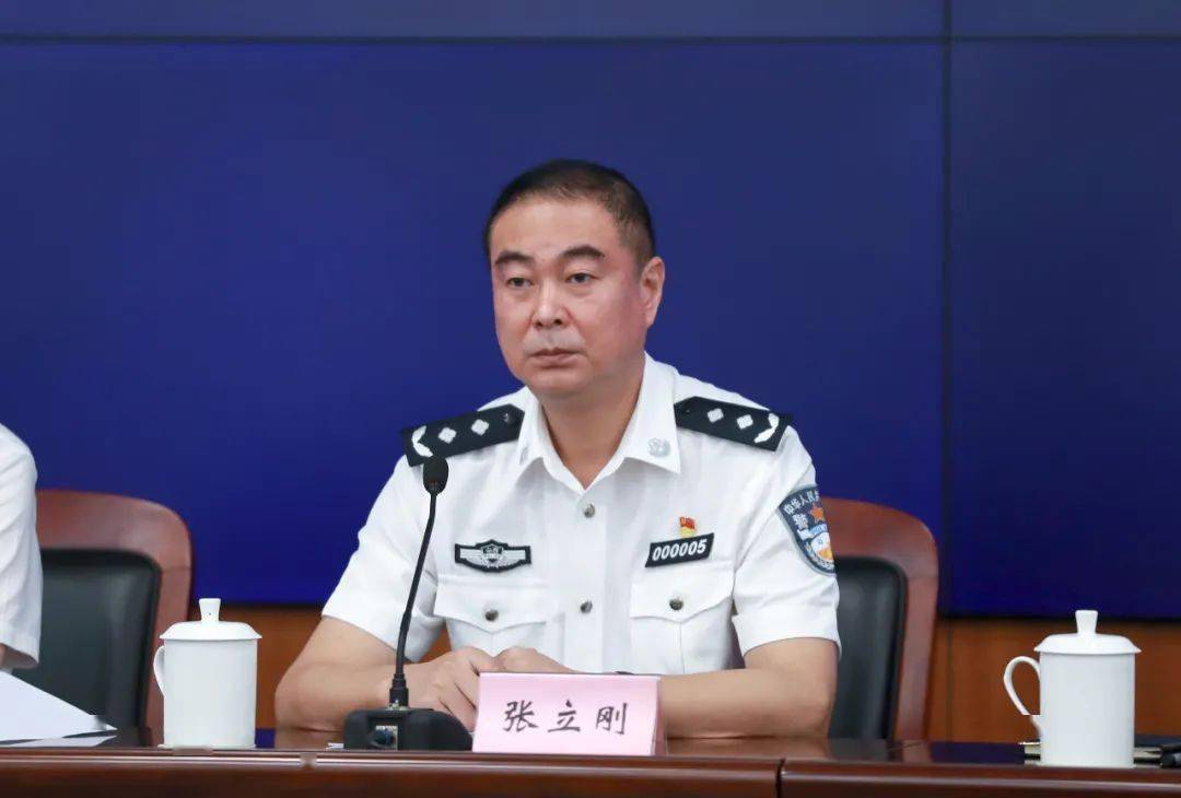 下面,请省公安厅副厅长,新闻发言人张立刚作介绍.