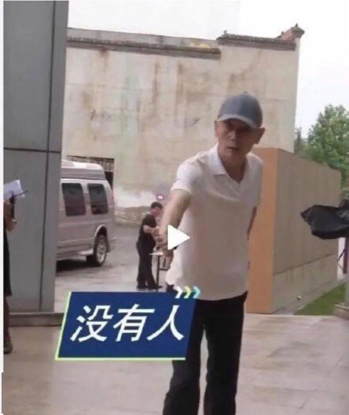 李佳琦深夜为保安“推人”道歉:只是个主播,