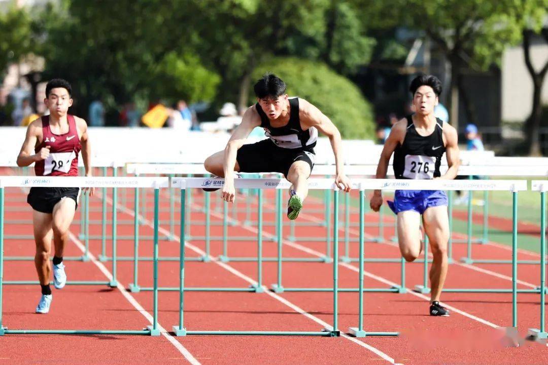 谢震业赛季首秀轻松获得100米200米双冠