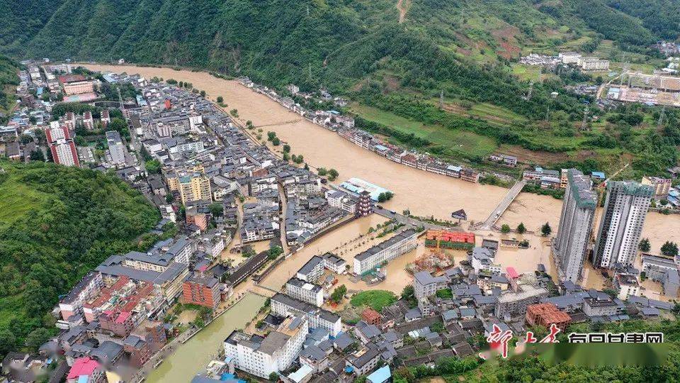 碧口镇部分街道被洪水所淹(8月18日摄,无人机照片).