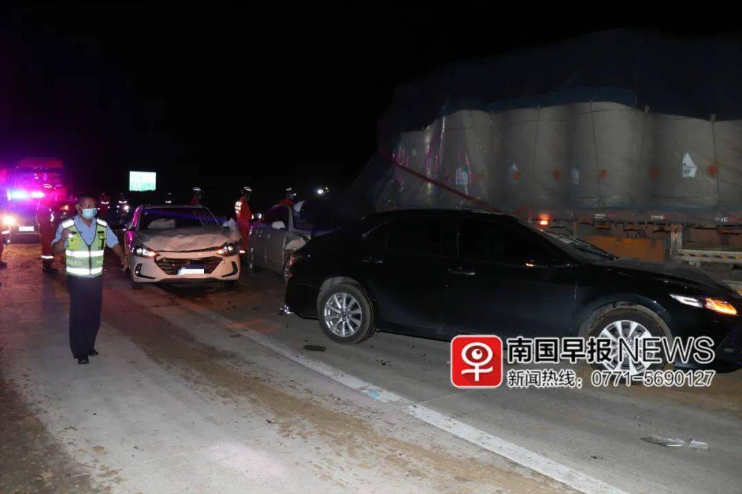 广西高速路大众朗逸轿车追尾大货车…致3死2