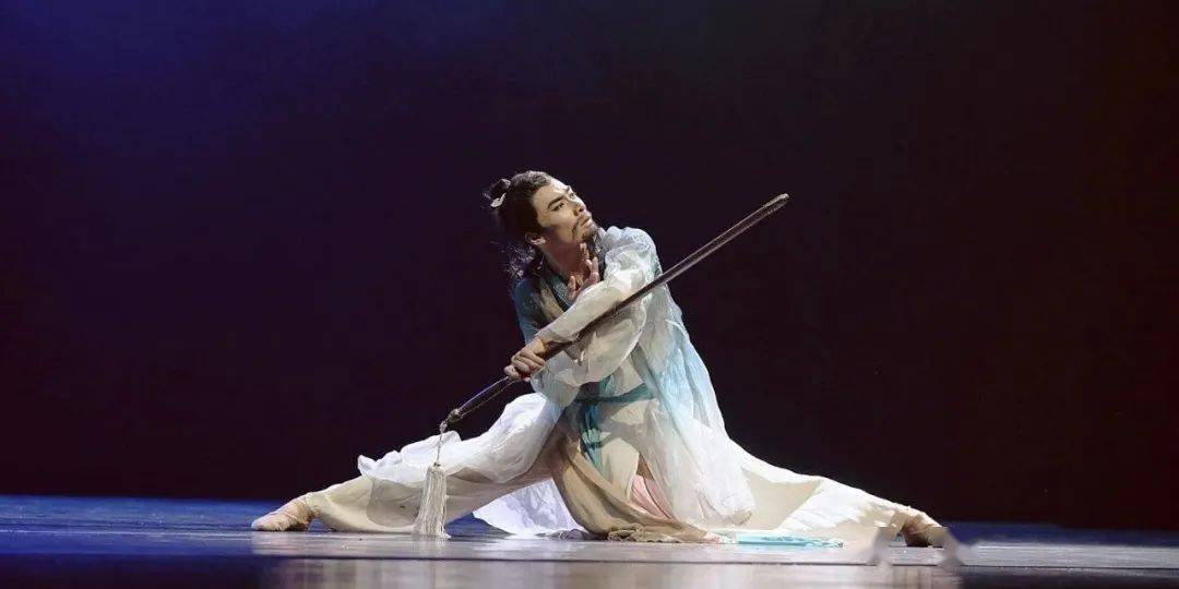 北京舞蹈学院中国古典舞作品《月下独酌》,挥剑的那一