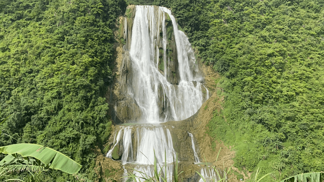 两驴友挑战网红瀑布，悬挂半腰19小时，1人死亡