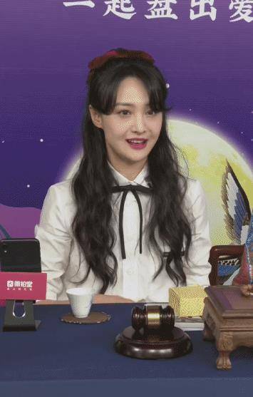 网友|郑爽再开直播替网友读表白信 告白粉丝状态佳