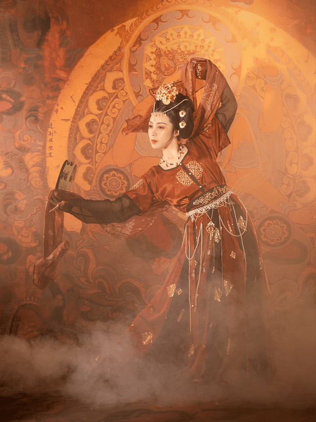 黑色|汉服中的经典配色——红黑，张扬与稳重并存，再过十年也不会过时