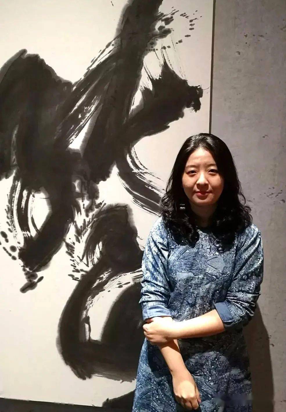 这位女书法大师叫  许静