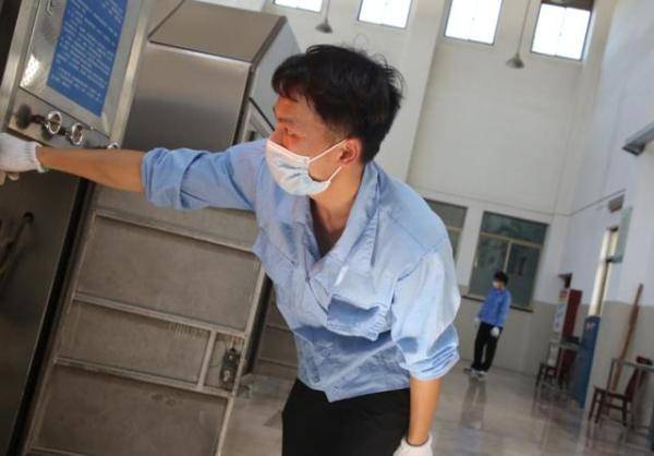 小伙|10年，海宁85后小伙的工作：50°C高温，不能装空调，真相无人不敬佩