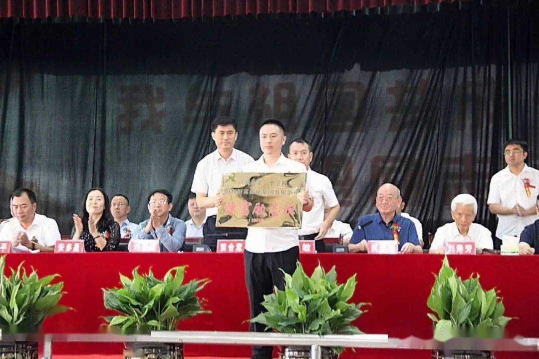 8月26日,恒富集团在洪洞二中举行恒富助学奖学基金会2020年助学金