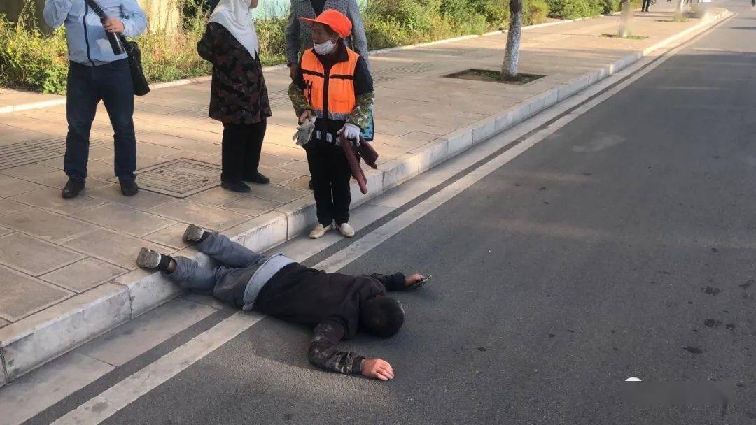 昭通街头一男子喝醉酒竟然躺在路上睡着了