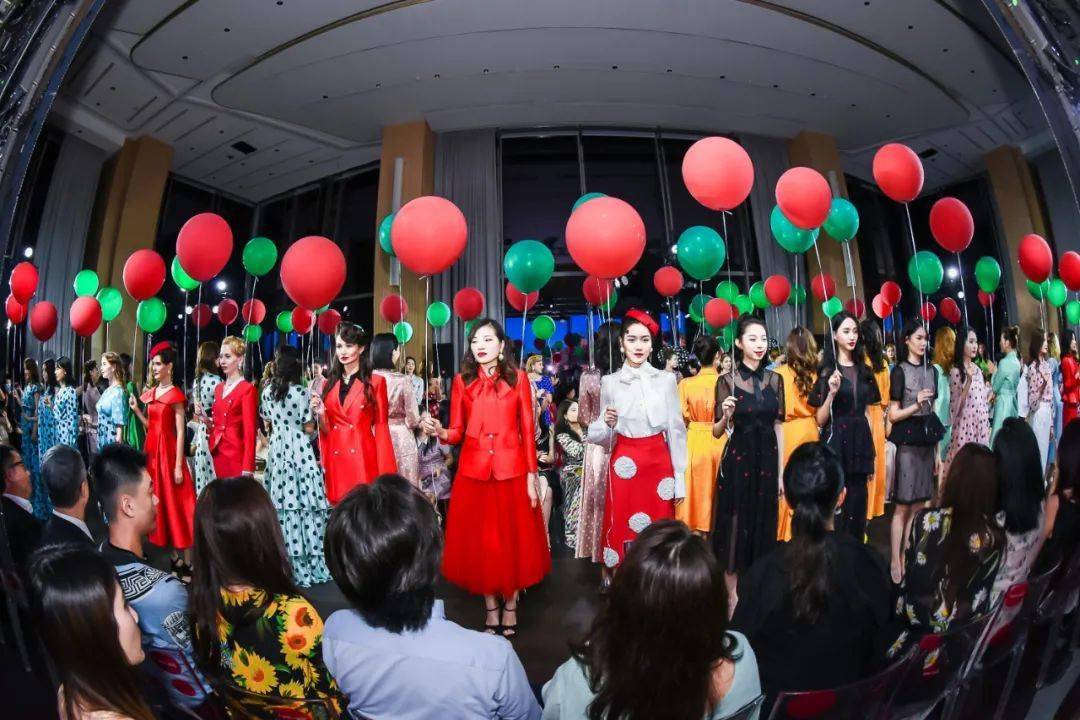 鹏城|深圳四十周年Tony&tony’s上演350m高空走秀引爆鹏城，54岁李若彤惊喜亮相造潮流同款