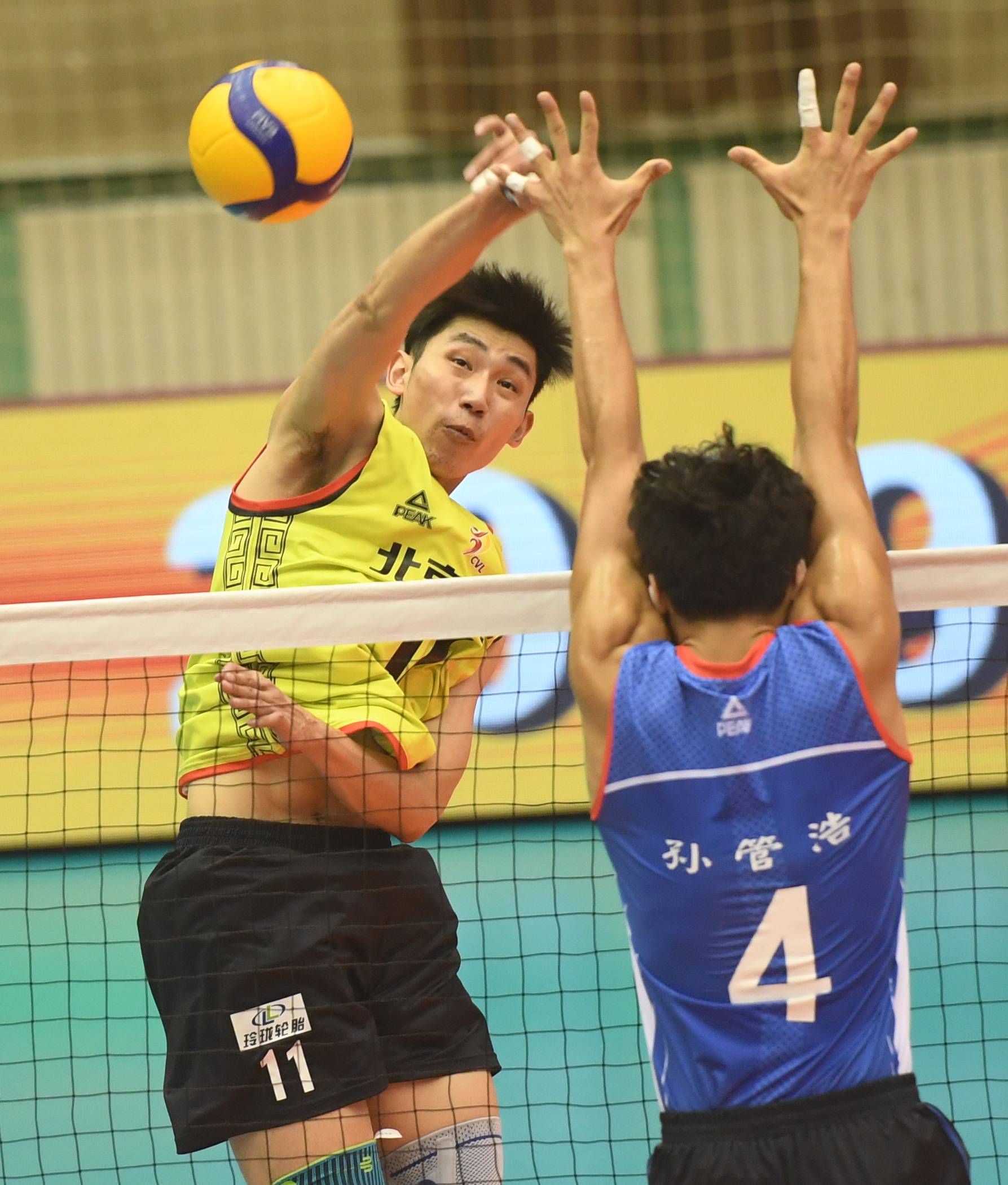 8月29日,北京汽车队球员江川(左)在比赛中进攻.