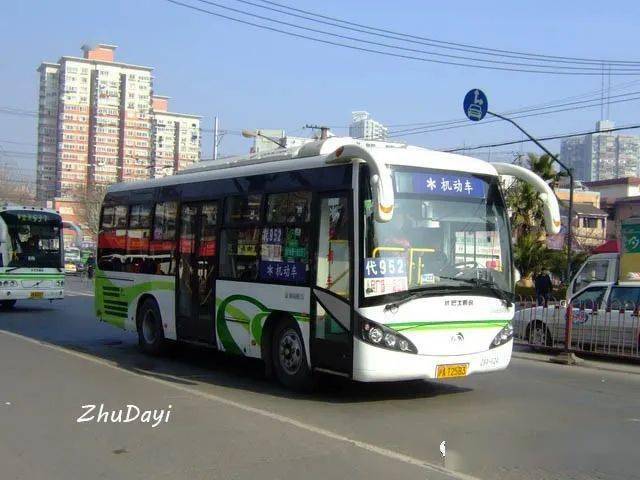 行驶在西藏北路上的952路空调公共汽车 万象大宇sxc6105g3型公共汽车