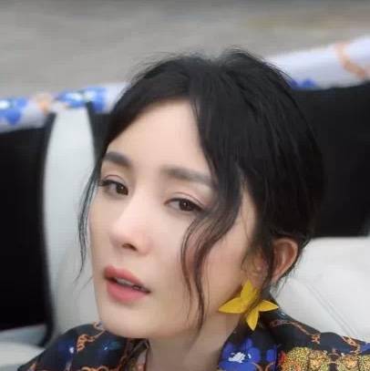 直播|杨幂代言造型被吐槽,像直播精神小妹儿,土到极致就是潮