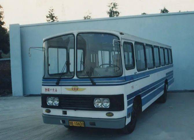 上世纪 80年代公交车上图:上世纪70年代市民挤公交车.