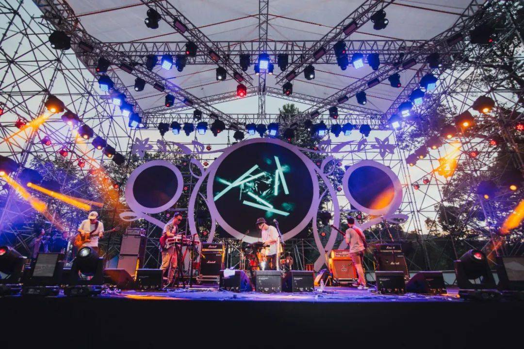 项目|【滚叔街拍】炎夏的炙热渐退，短裙的魅力依旧