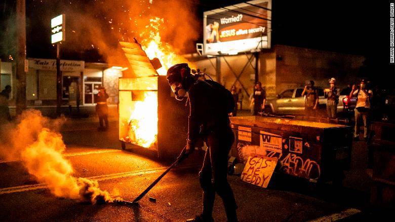 美波特蘭街頭爆發混戰：支持川普車隊與反種族歧視抗議者沖突，1人中槍死亡 國際 第6張