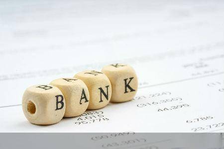 中报|半数归母净利下滑、五成不良率抬头 36份中报还原银行业上半年“光景”