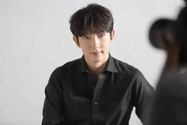 花美男|李准基用了15年，让人不再关注他的美貌